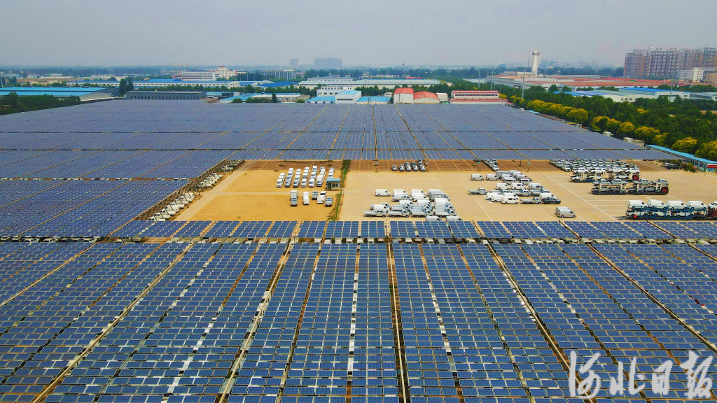 壯觀！停車場變身光伏電站